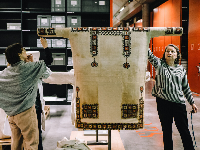 Dans une autre réserve, des restauratrices du département étudient des tuniques de l’époque byzantine afin de déterminer la meilleure option de restauration possible.